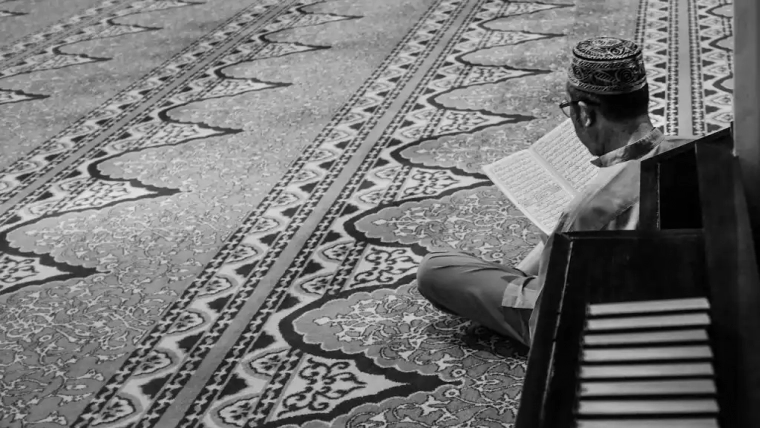 A Muslim reciting the Quran after Asr Prayer