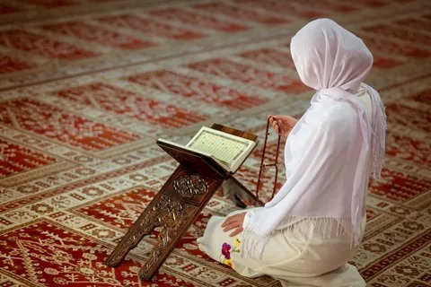 wear a hijab when reading Quran