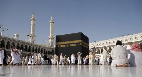 can a woman perform hajj alone in islam