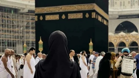 can a woman perform hajj alone in islam