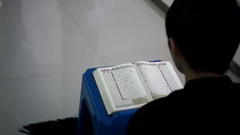 A man reading the Holy Quran