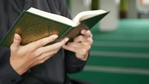  A Muslim recites Quran after Asr Prayer